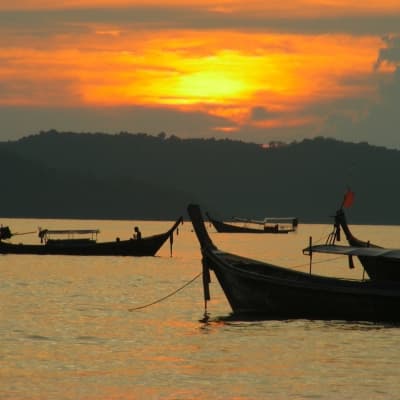 Pirogue à balancier au coucher du soleil